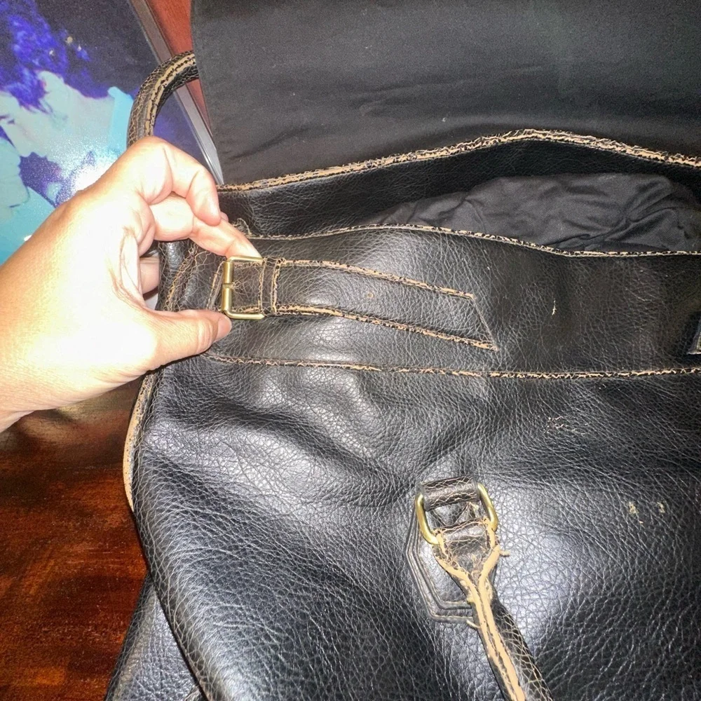 FINA FIRENZE TRAVEL DISTRESSED LEATHER MESSENGER BAG MANY POKETS .